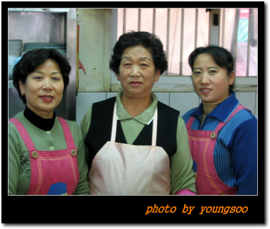 주방과 홀을 책임지고 있는 세 분을 찍어보았다. 예쁘게 나오게 해달라는 부탁과 함께 환한 미소를 지어보인다. 